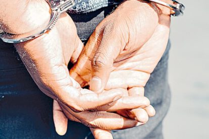 Fotografía ilustrativa de un aprehendido por acoso sexual en colegio