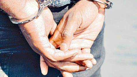 Fotografía ilustrativa de un aprehendido por acoso sexual en colegio
