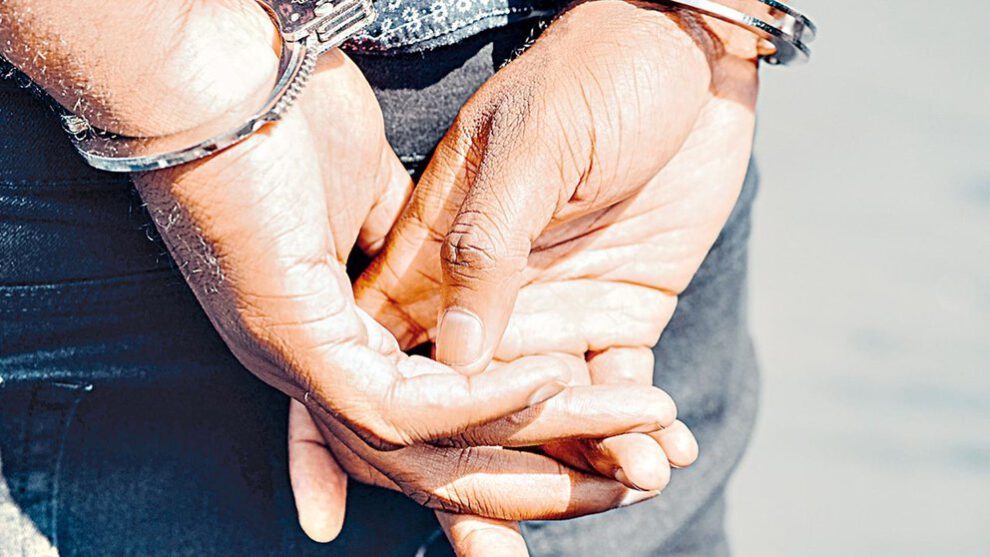Fotografía ilustrativa de un aprehendido por acoso sexual en colegio