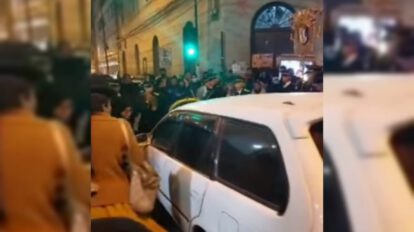 Auto que atravesó desfile en Oruro