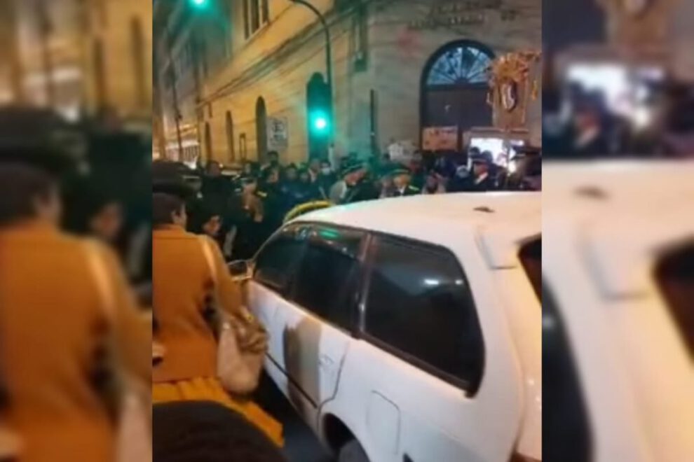 Auto que atravesó desfile en Oruro