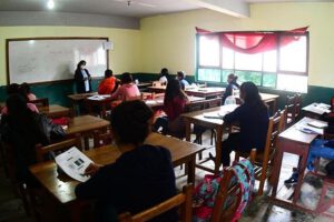 Estudiantes pasando clases durante el receso pedagógico
