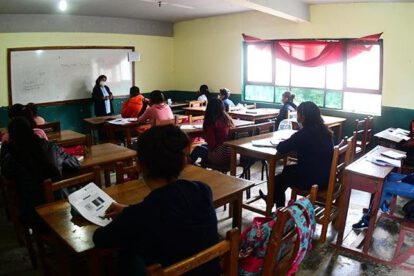 Estudiantes pasando clases durante el receso pedagógico