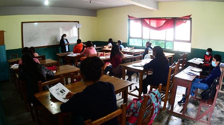 Estudiantes pasando clases durante el receso pedagógico