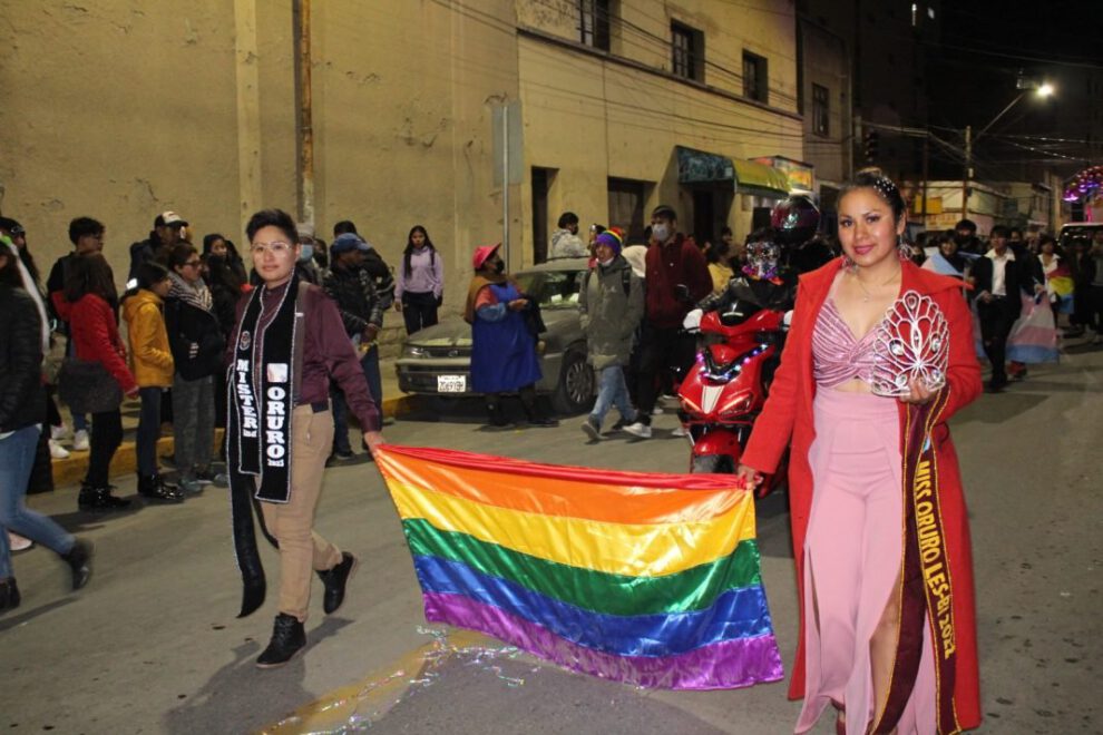 Oruro se tiñe de colores en la XX Marcha TLGB+ 2023