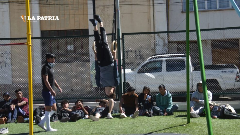 Competencia de calistenia en Oruro