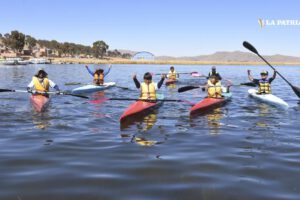 Torneo nacional de canotaje en el lago Titicaca