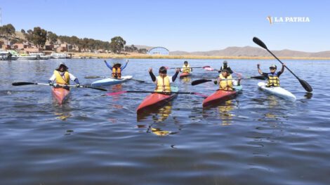Torneo nacional de canotaje en el lago Titicaca