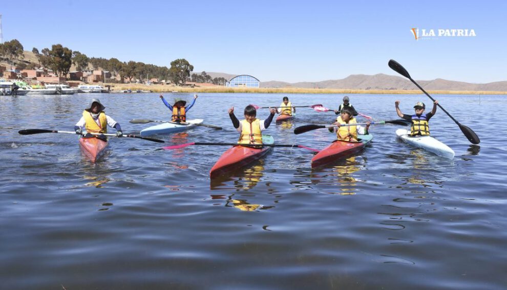 Torneo nacional de canotaje en el lago Titicaca