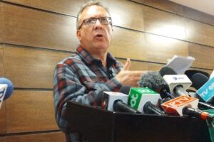 El diputado de CC, Carlos Alarcón presentando el proyecto de ley sobre censura