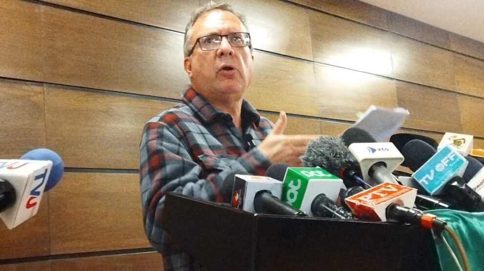 El diputado de CC, Carlos Alarcón presentando el proyecto de ley sobre censura