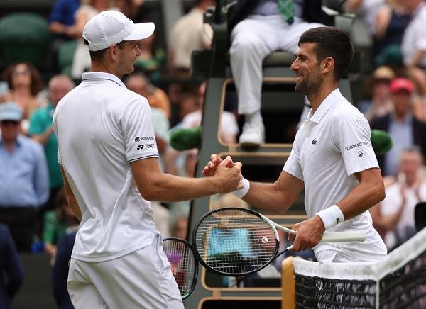 Djokovic avanza a cuartos de final de Wimbledon