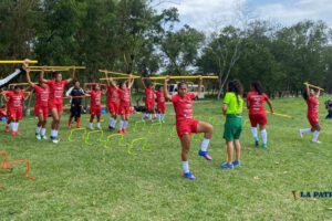 Selección femenina de fútbol en preparación para partidos amistosos