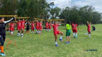 Selección femenina de fútbol en preparación para partidos amistosos
