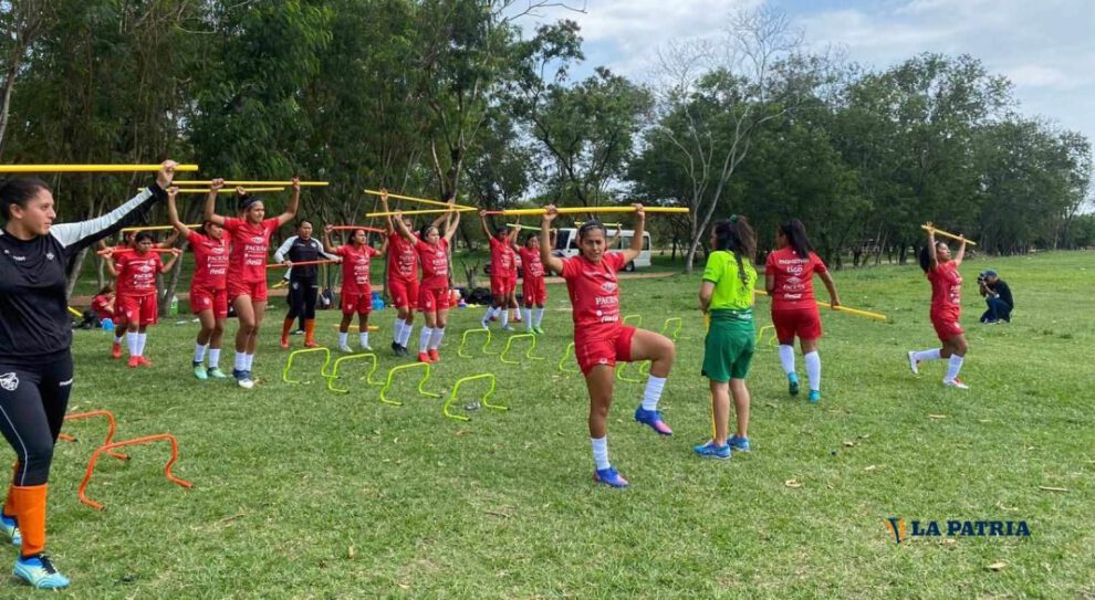 Selección femenina de fútbol en preparación para partidos amistosos