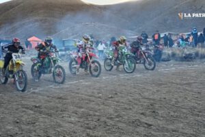 Competencia de motociclismo en Yuracari