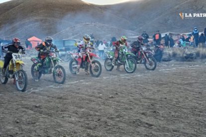 Competencia de motociclismo en Yuracari