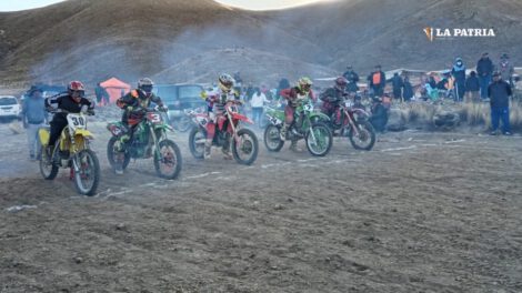 Competencia de motociclismo en Yuracari