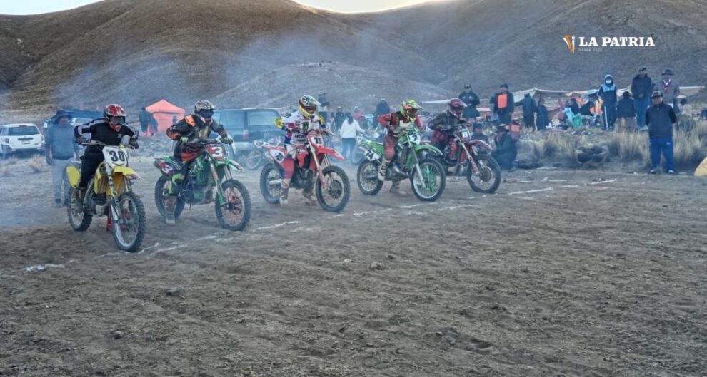 Competencia de motociclismo en Yuracari