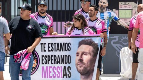 Hinchas del Inter de Miami esperan a Messi para su firma con el club