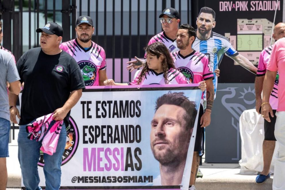Hinchas del Inter de Miami esperan a Messi para su firma con el club
