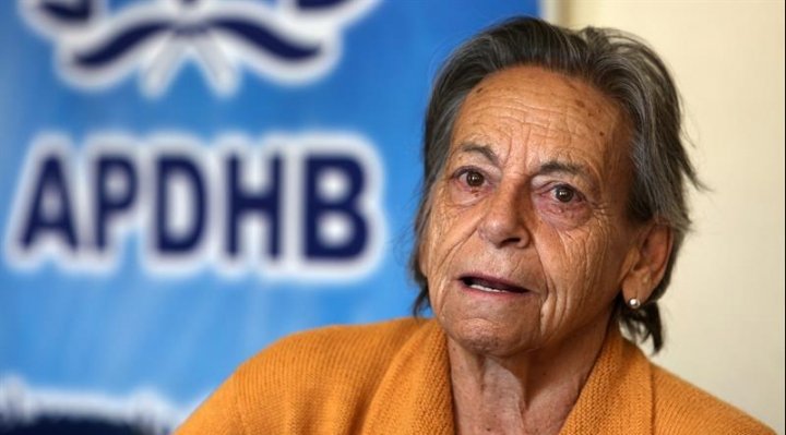 Amparo Carvajal mantiene una vigilia en la APDHB