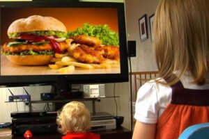 Publicidad de alimentos dañinos para la salud infantil