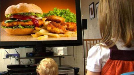 Publicidad de alimentos dañinos para la salud infantil