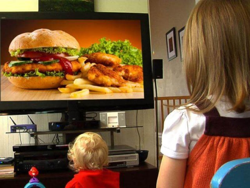 Publicidad de alimentos dañinos para la salud infantil