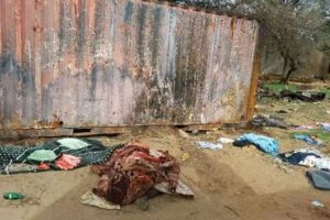 Fosa común en Darfur con cuerpos abandonados