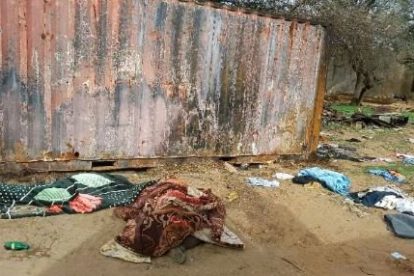 Fosa común en Darfur con cuerpos abandonados