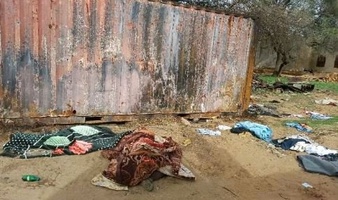 Fosa común en Darfur con cuerpos abandonados