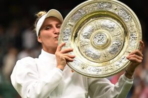 Marketa Vondrousova campeona de Wimbledon levantando el trofeo