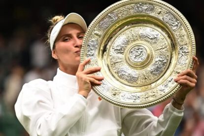 Marketa Vondrousova campeona de Wimbledon levantando el trofeo