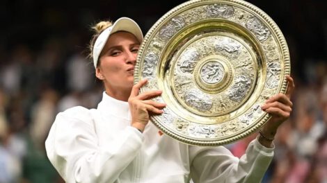 Marketa Vondrousova campeona de Wimbledon levantando el trofeo