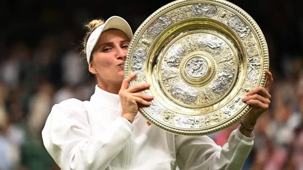 Marketa Vondrousova campeona de Wimbledon levantando el trofeo