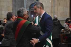 Zvonko Matkovic saluda al alcalde Iván Arias en la Catedral Metropolitana