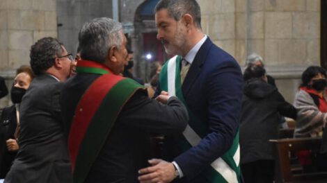 Zvonko Matkovic saluda al alcalde Iván Arias en la Catedral Metropolitana