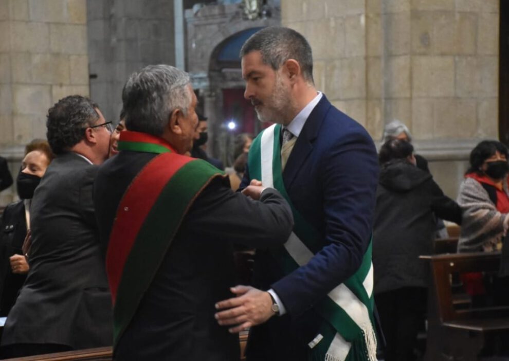 Zvonko Matkovic saluda al alcalde Iván Arias en la Catedral Metropolitana