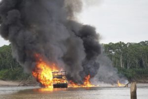 Explotación ilegal de oro en el río Madre de Dios