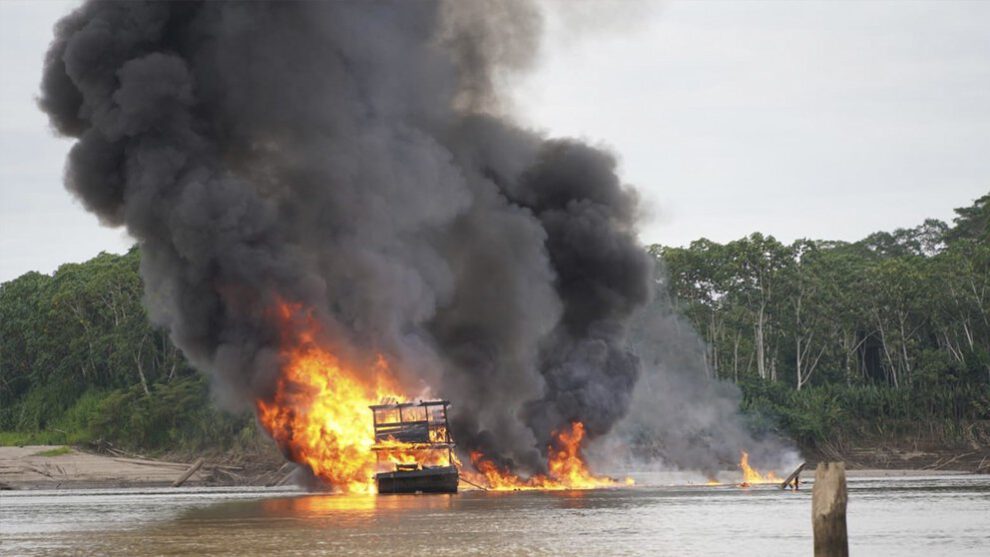 Explotación ilegal de oro en el río Madre de Dios