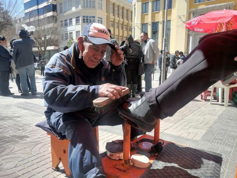 Lustradores de Oruro celebran 86 años dedicados a dar brillo al andar de la ciudadanía