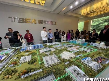 Ingenieros bolivianos regresan de China con conocimientos clave para industrializar el litio
