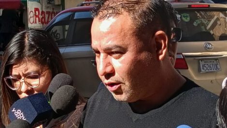 El diputado evista Ányelo Céspedes defiende el programa estatal de Evo Morales