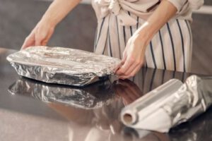 Papel aluminio en el microondas puede provocar incendios