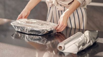 Papel aluminio en el microondas puede provocar incendios