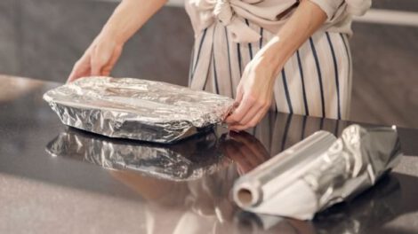 Papel aluminio en el microondas puede provocar incendios
