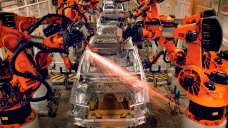Robots en la industria automotriz mejoran la eficiencia y calidad