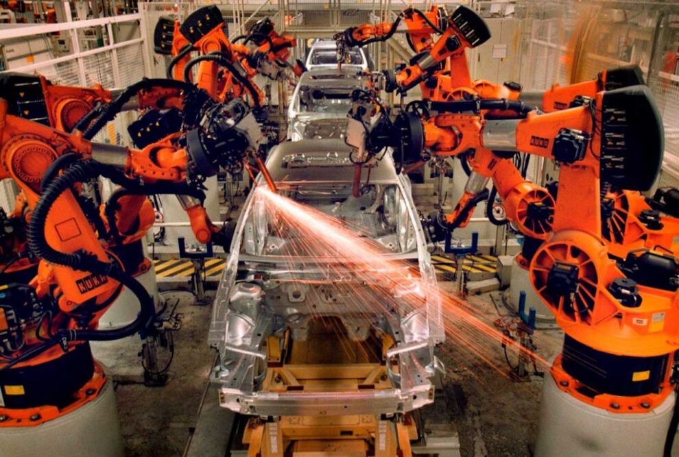 Robots en la industria automotriz mejoran la eficiencia y calidad