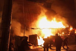 Incendio en La Paz controlado tras horas de trabajo y coordinación entre Bomberos y vecinos